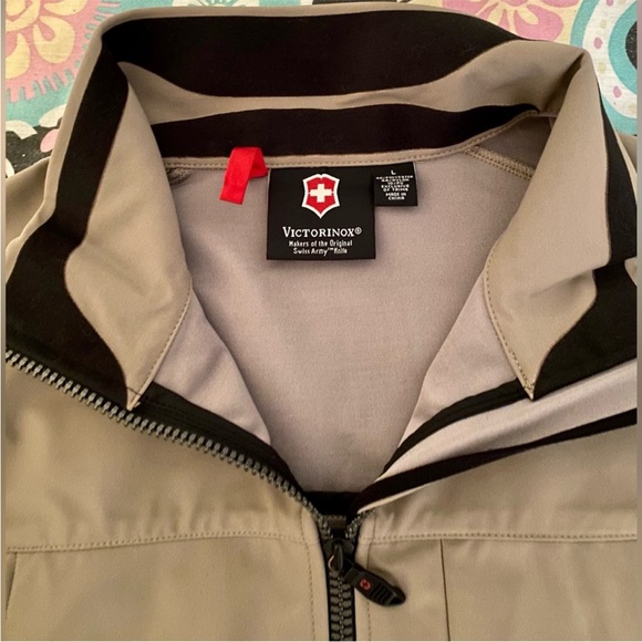 Brand new. Ultra light wind/rain breaker. Victorinox Swiss Army size Large. - Picture 1 of 3
